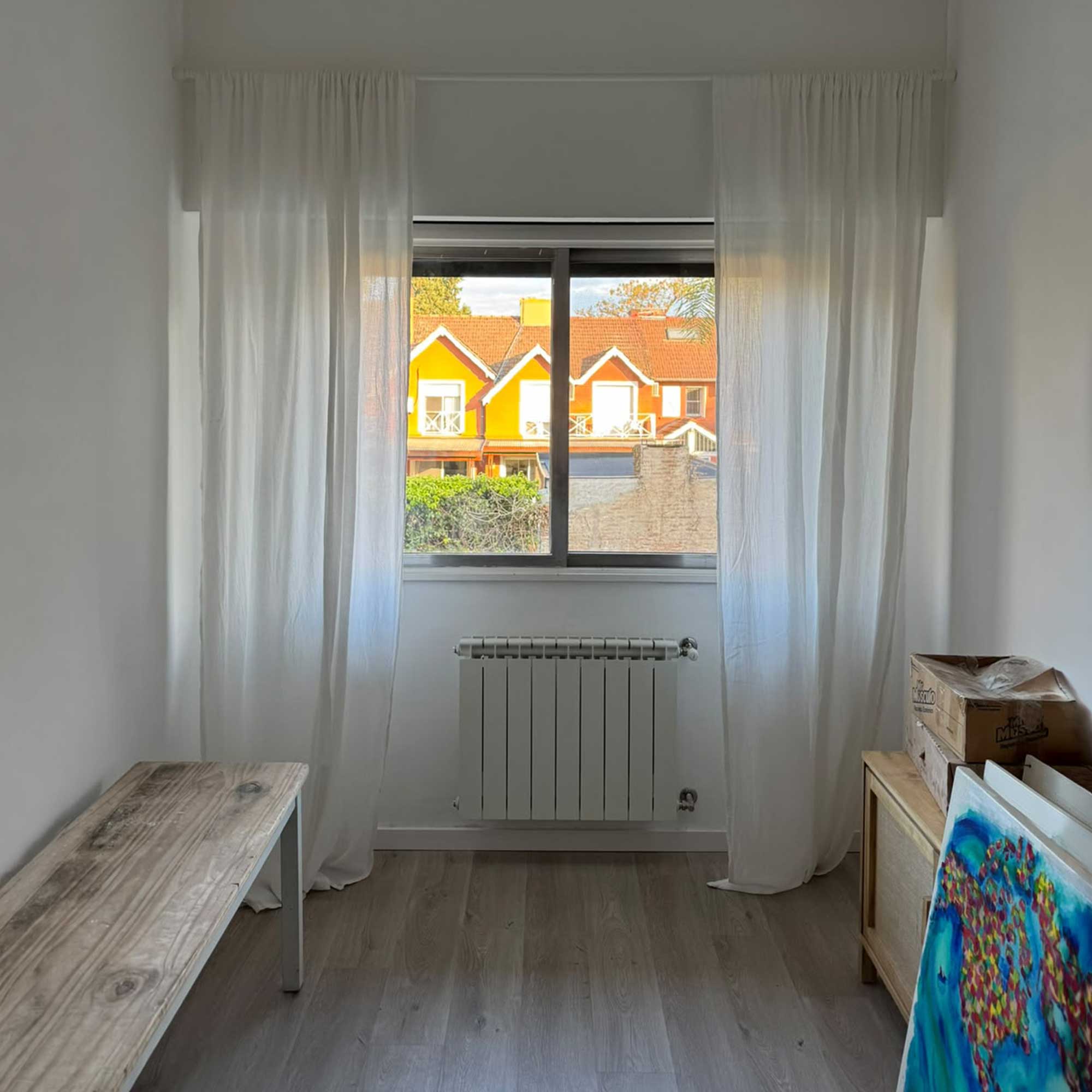 Cortinas para barral en una ventana de dormitorio