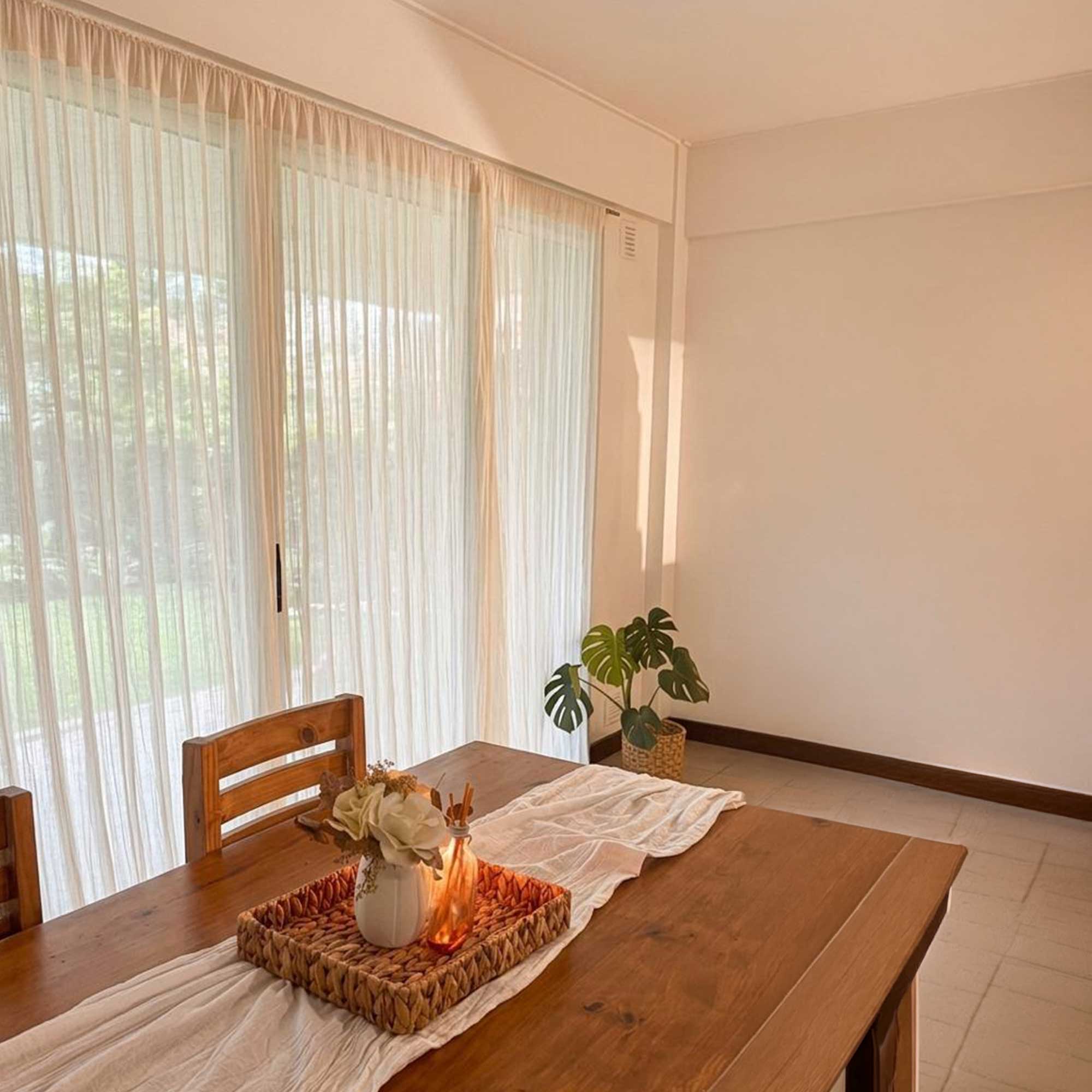 Cortinas claras junto a una mesa de comedor