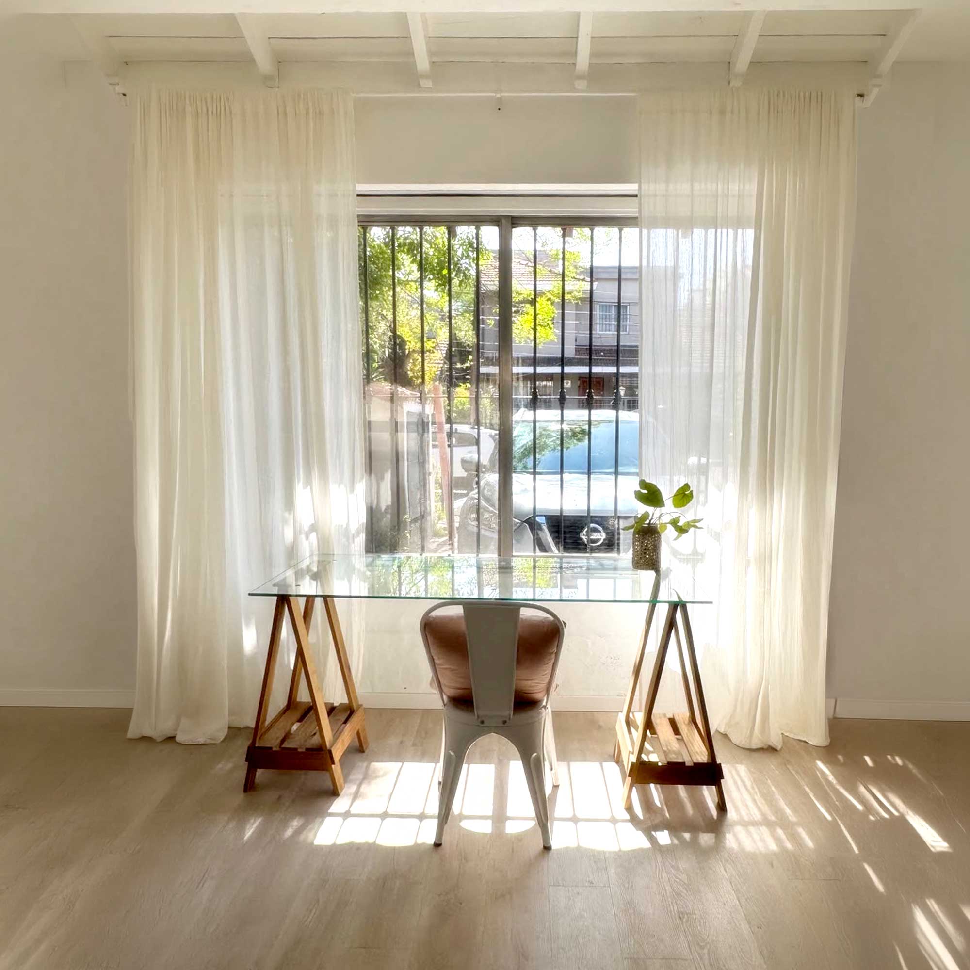 Cortinas livianas en la ventana de un escritorio