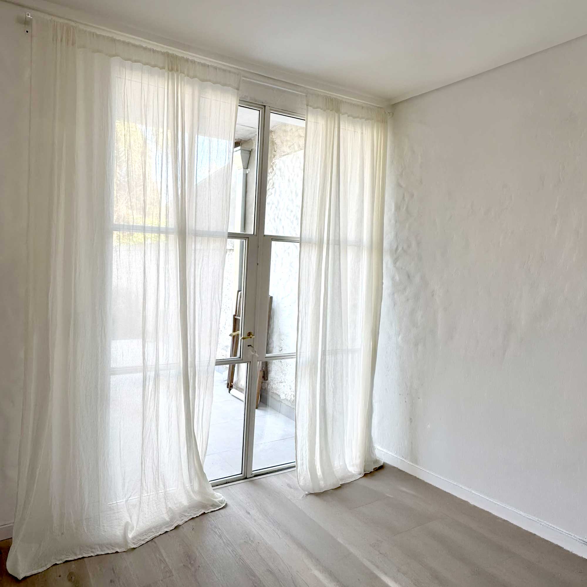 Cortinas de gasa de algodón en una puerta ventana
